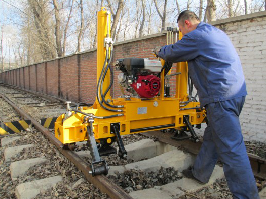 YQBJ-300x125型高(gāo)行程液壓起撥道(dào)機