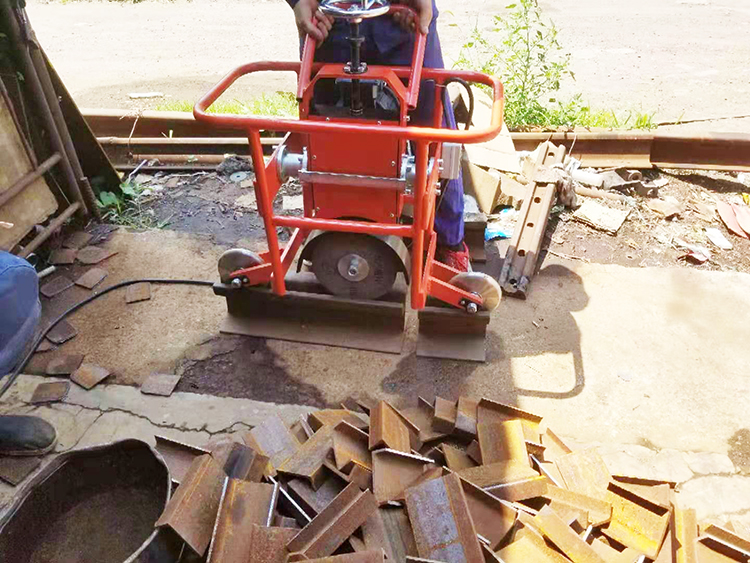 FMG-3.0型内(nei)燃槽型軌仿(pang)形打磨機