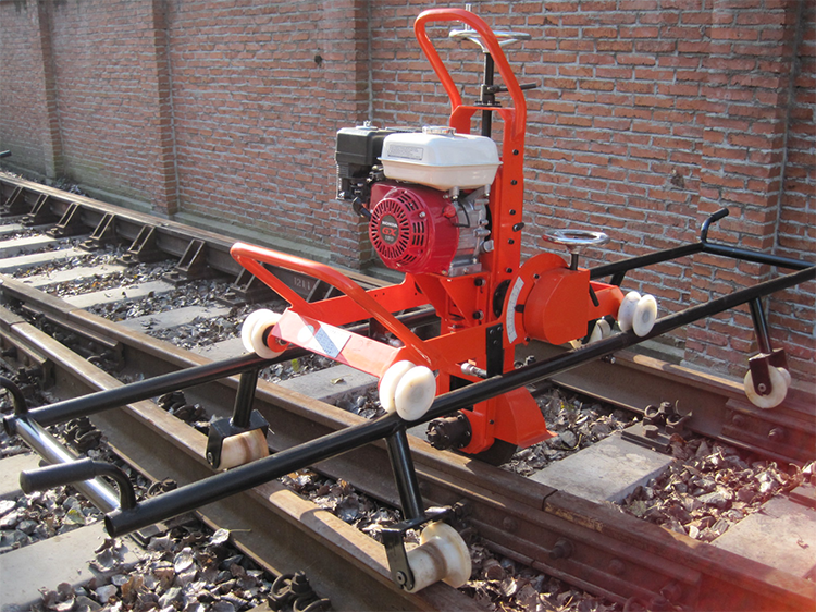 NCM-4.0型内燃(ran)道岔打(dǎ)磨機 